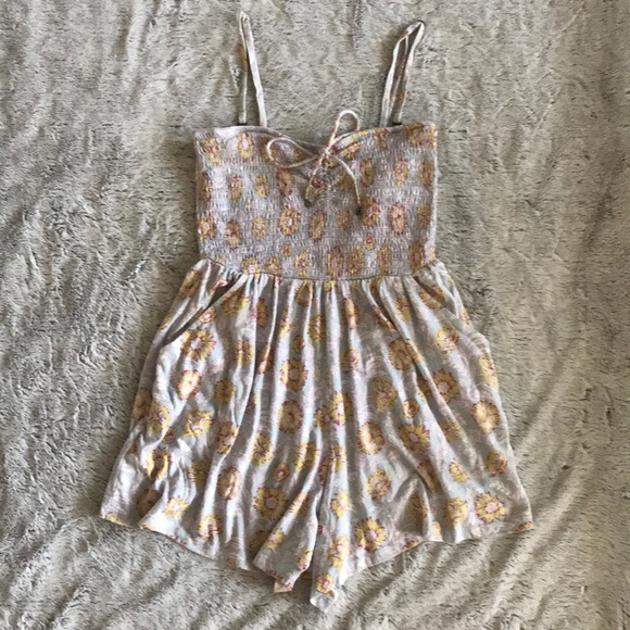 Billabong Other - 🌊 BilIabong Smocked Romper with Removable Straps